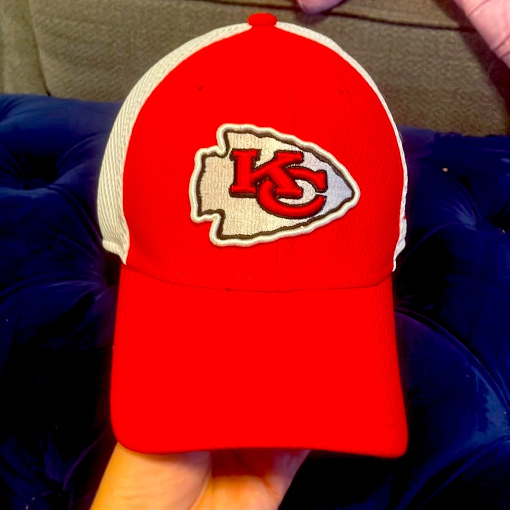 Adult Kansas City chiefs hat. Brand new. Size small/medium adult/teen size